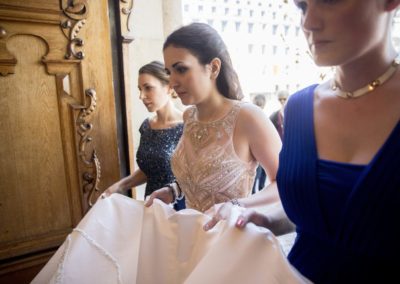 Before the ceremony: The six meter train is handled by the three bridesmaids.